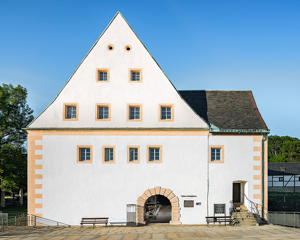 Ansicht des Alten Zeughaus auf der Festung Königstein, mit Blick durch das Portal in den Ausstellungsraum.